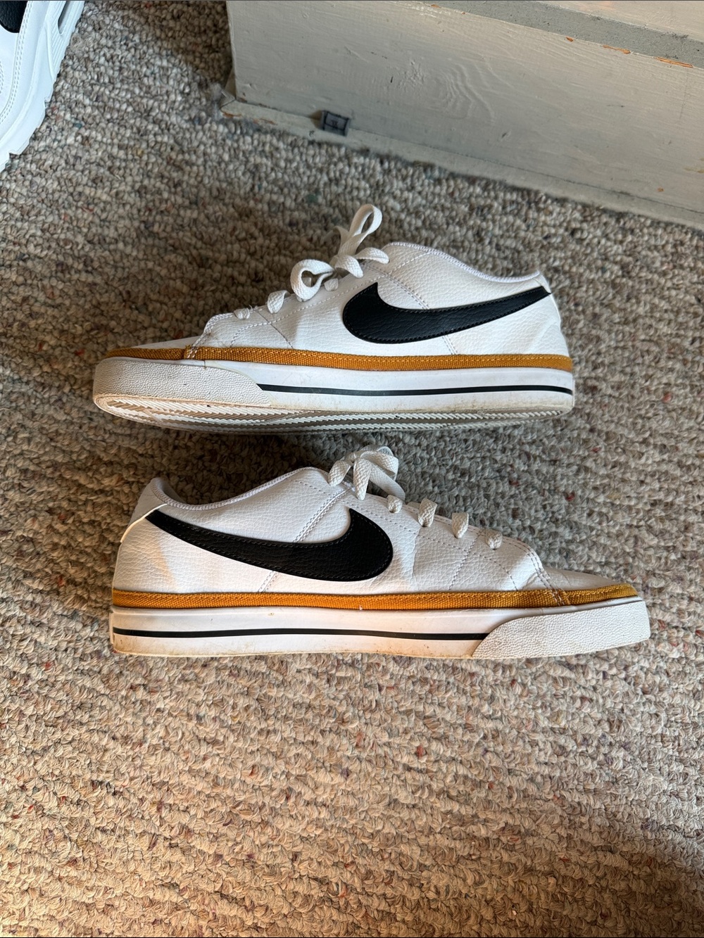 Nike women court legacy low